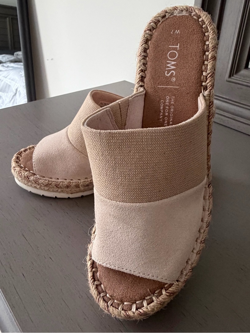 TOMS Beige Wedge Sandel